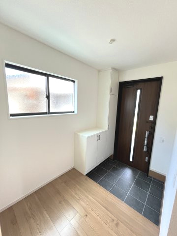 【玄関】 | 糟屋郡宇美町宇美東2丁目7期　1号棟（全1棟）【仲介手数料無料・0円】 | 現地写真。