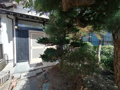 【庭】 | 【松戸市稔台8丁目】OC物件‼建物面積105.30㎡｜5DK | 緑豊かな玄関アプローチ。道路からの視線を遮る役割も果たします