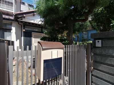 【外観】 | 【松戸市稔台8丁目】OC物件‼建物面積105.30㎡｜5DK | 安心の門扉付きアプローチ。ポストも完備され機能的