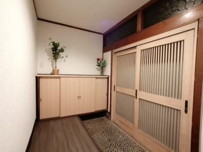 【玄関】 | 【松戸市稔台8丁目】OC物件‼建物面積105.30㎡｜5DK | 便利な下駄箱を完備した玄関。格子デザインの引戸が和を演出