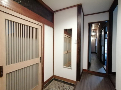 【玄関】 | 【松戸市稔台8丁目】OC物件‼建物面積105.30㎡｜5DK | 身支度を整える全身鏡を設置。和の趣ある格子戸の玄関です