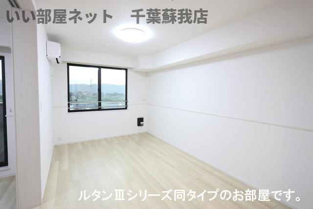 メゾン・ド・リュミエールⅢの居間・リビング|こちらの居間で趣味の時間をお楽しみください