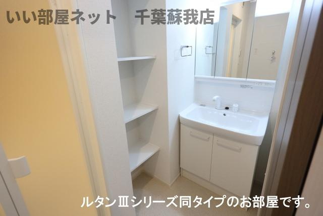 メゾン・ド・リュミエールⅢの洗面所|コンパクトで使いやすい洗面所