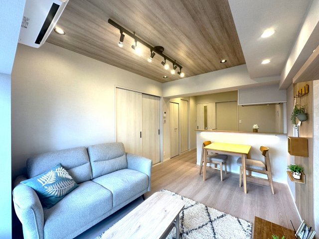 ジュウエル錦糸町の居間・リビング|窓から差し込む柔らかな陽光が空間を優しく満たし、リビングダイニングに自然な広がりを生み出します。ここで過ごす時間が、何気ない日常を“ちょっと特別”に変えてくれる──そんな温もりあふれる住まいの中心です