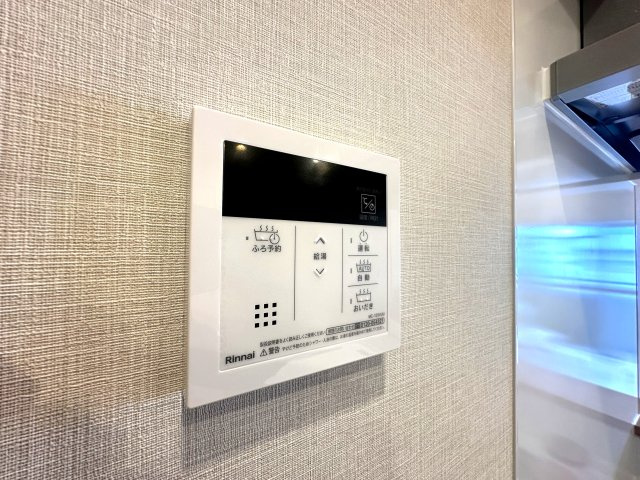 ジュウエル錦糸町の発電・温水設備|ワンタッチ操作でお湯張りや追い焚きができるオートバスは、忙しい日々の中でも快適なバスタイムをサポート。湯温の調整や保温も自動で行えるため、いつでもちょうどいい温かさのお風呂が待っています。