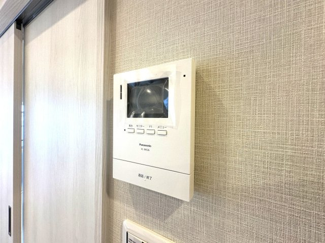 ジュウエル錦糸町の防犯設備|リビングから来訪者の姿をしっかり確認できるモニター付きインターホンは、防犯性はもちろん、急な来客にも安心して対応できる心強い設備。ご家族の安全と安心な暮らしをそっと支えてくれます。