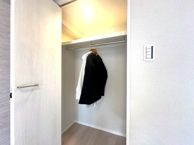 ジュウエル錦糸町の収納|収納力抜群のクローゼットが、お部屋をいつもすっきりと整えてくれます。見た目も美しく、生活感を上手に隠しながら、快適で居心地の良い空間を実現。日々の暮らしをもっと豊かに彩ります。