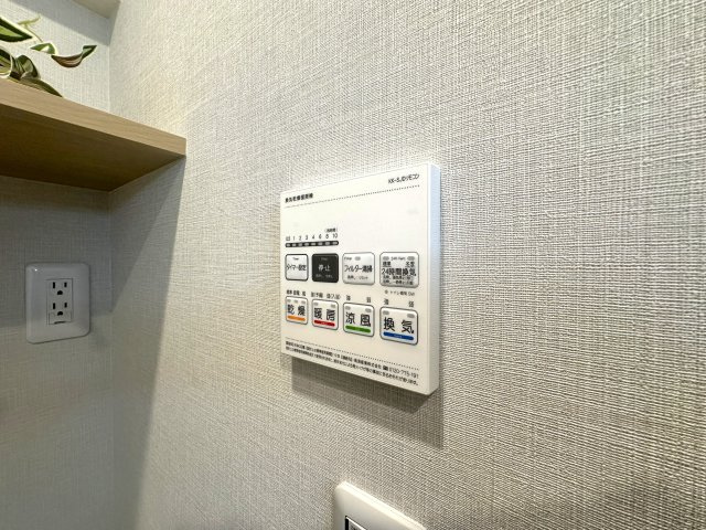 ジュウエル錦糸町の冷暖房・空調設備|雨の日や花粉の季節も、浴室が頼れる乾燥スペースに早変わり。さらに暖房機能付きで、冬場のヒートショック対策にも配慮。清潔さと快適さを両立する、うれしい設備です。