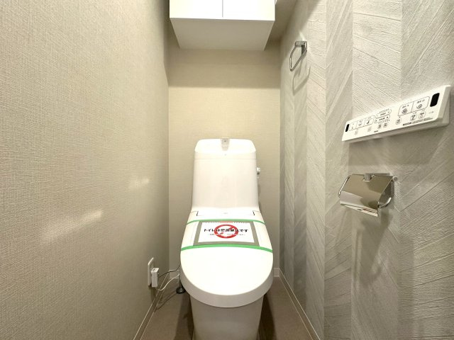 ジュウエル錦糸町のトイレ|最新設備を備えたトイレは、快適性とスタイリッシュさを兼ね備えた空間。清潔感のある美しい内装とすっきりとしたデザインが、暮らしに心地よさをプラス。清潔・快適・美しさが調和した、上質なトイレ空間です。