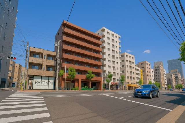 ジュウエル錦糸町の外観|ただいま、と家に帰るたびに心がほっと安らぐ、美しく誇らしい外観デザイン。温かみと上質さが絶妙に調和し、家族を迎える誇り高い表情を見せます。街並みにも映える佇まいは、安心感と豊かさをもたらしてくれます。