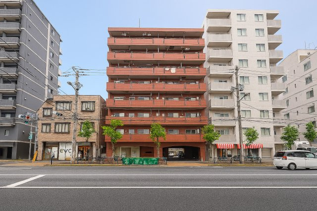 ジュウエル錦糸町の外観|控えめながらも洗練されたフォルムが、街並みに自然と溶け込みます。ほどよい高さと落ち着きのある佇まいが、住まう人に安心感と静かな誇りをもたらします。