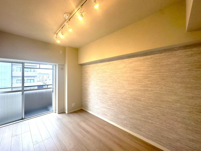 ジュウエル錦糸町の洋室|窓からたっぷりと差し込む自然光と、ほどよい広がりが心をゆるめてくれる洋室。家具のレイアウトも自在で、気分や季節に合わせて自分らしい空間づくりが楽しめます。