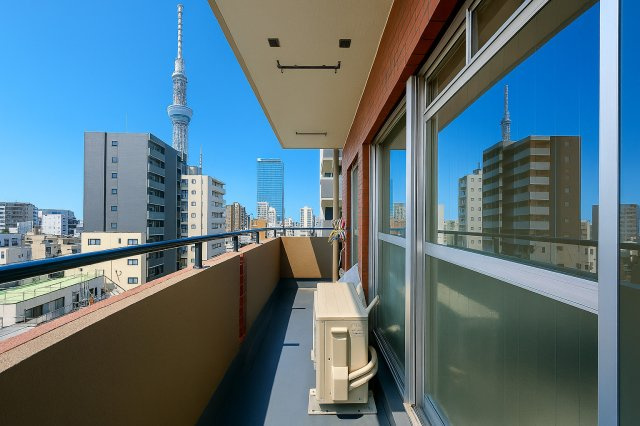 ジュウエル錦糸町のバルコニー|やわらかな風がそっと頬をなで、空の広がりが日常を包み込むバルコニー。朝の光に目を細めたり、夕暮れの空にひと息ついたり──心がほどけるひとときが、ここにはあります。