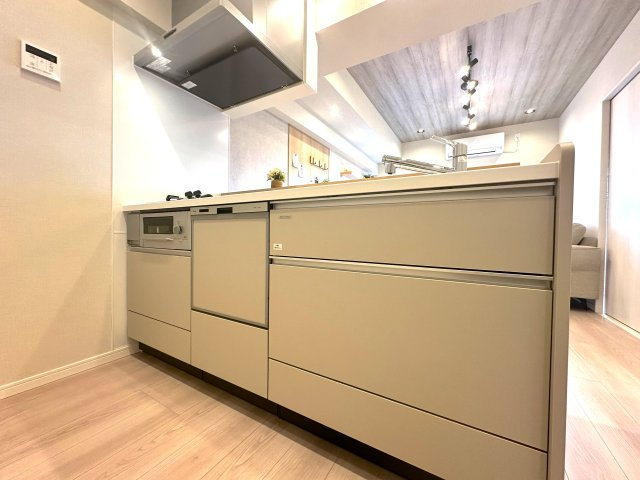 ジュウエル錦糸町のキッチン|毎日の料理が楽しくなる、機能的でスタイリッシュなキッチン。収納も豊富で、すっきりとした空間を保ちながら、家族との会話が自然と生まれる心地よい場所です。