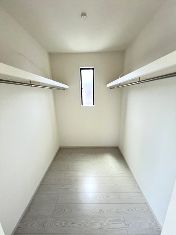【収納】 | 糟屋郡宇美町宇美東1丁目3期　1号棟（全1棟）【仲介手数料無料・0円】 | 現地写真。ウォークインクローゼットです。