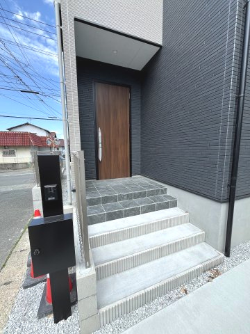【玄関】 | 糟屋郡宇美町宇美東1丁目3期　1号棟（全1棟）【仲介手数料無料・0円】 | 現地写真。