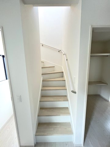 【内装】 | 糟屋郡宇美町宇美東1丁目3期　1号棟（全1棟）【仲介手数料無料・0円】 | 現地写真。2階へ上がる階段です。手摺もついて安全ですね。
