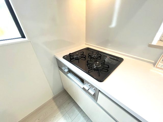 【キッチン】 | 糟屋郡宇美町宇美東1丁目3期　1号棟（全1棟）【仲介手数料無料・0円】 | 現地写真。