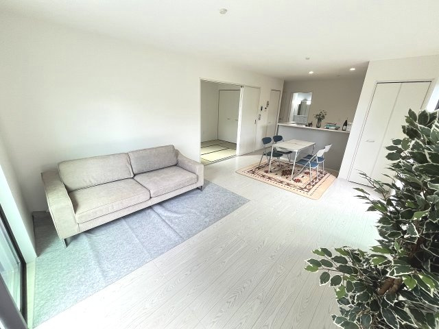 【居間・リビング】 | 糟屋郡宇美町宇美東1丁目3期　1号棟（全1棟）【仲介手数料無料・0円】 | 現地写真。リビングです。