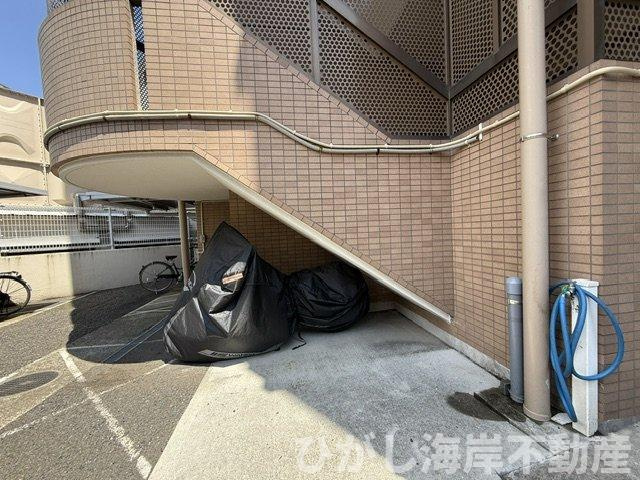 湘南平塚スカイマンションの駐車場|敷地内バイク置場