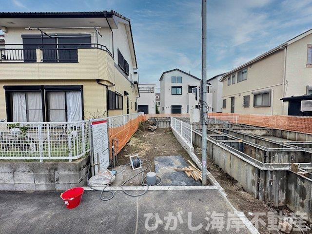茅ヶ崎市松浪１丁目 　新築戸建　全４棟 の前面道路含む現地写真|4月27日撮影　建築中　現地外観