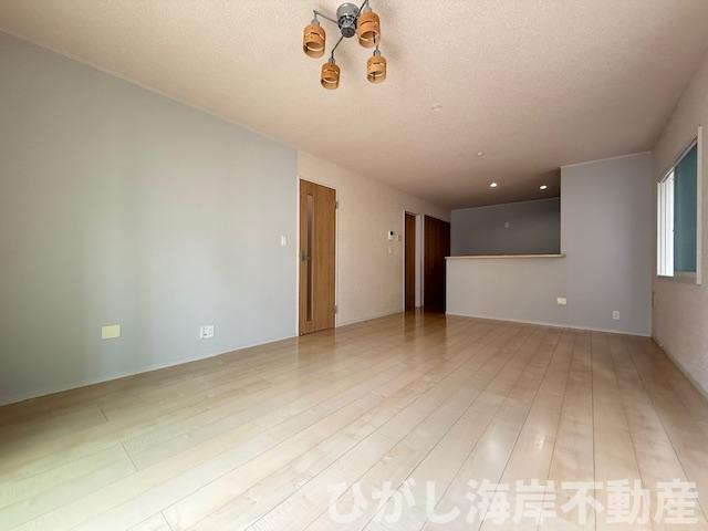 平塚市田村6丁目　中古戸建のダイニング|新規リフォーム完了！　18帖　LDK