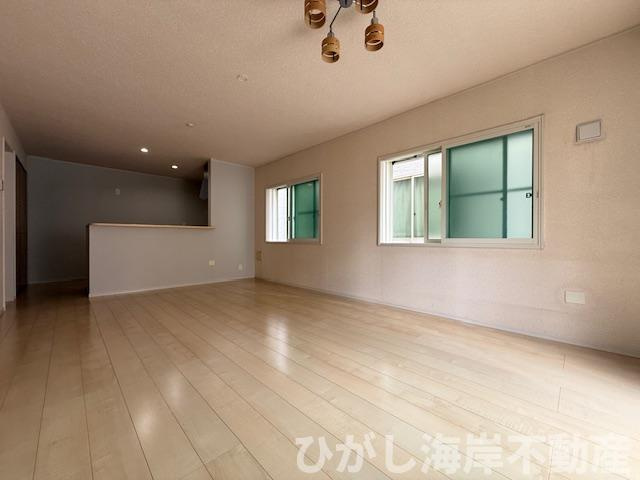 平塚市田村6丁目　中古戸建の居間・リビング|新規リフォーム完了！　18帖　LDK