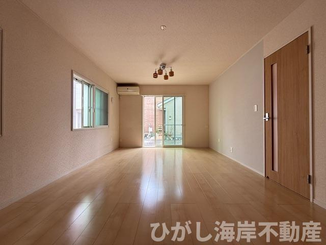 平塚市田村6丁目　中古戸建の居間・リビング|新規リフォーム完了！　18帖　LDK