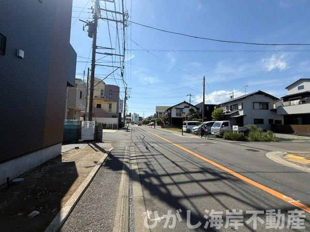茅ケ崎市矢畑　新築戸建の前面道路含む現地写真|5月2日撮影　外構工事中　現地外観