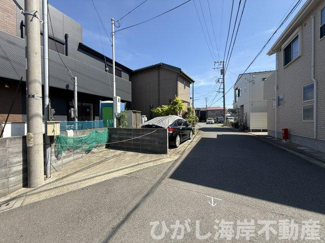 茅ケ崎市矢畑　新築戸建の前面道路含む現地写真|5月2日撮影　外構工事中　現地外観