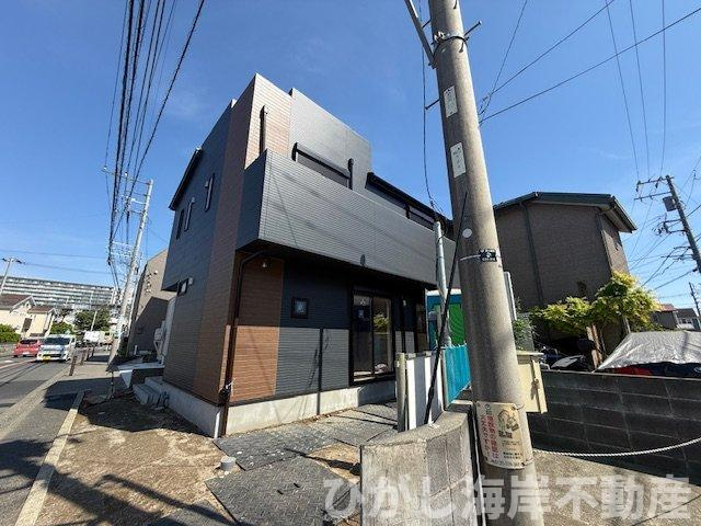 茅ケ崎市矢畑　新築戸建の前面道路含む現地写真|5月2日撮影　外構工事中　現地外観
