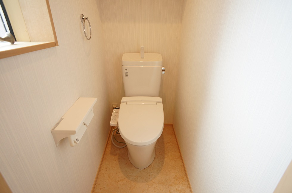 CASA南浜のトイレ|温水洗浄便座付。窓もあるので明るいです