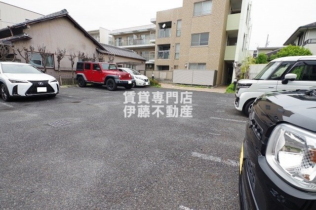 サンプロスミタニの駐車場