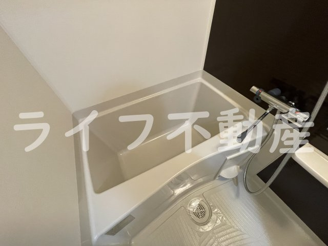 Luxe布施駅前の浴室|落ち着いた空間のお風呂です