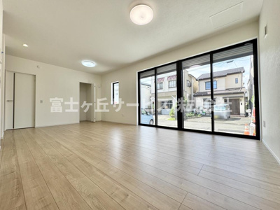 【居間・リビング】 | 静岡市駿河区曲金5丁目 2期 新築一戸建て | リビングです