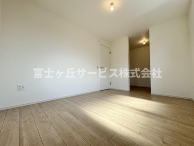 【洋室】 | 静岡市駿河区曲金5丁目 2期 新築一戸建て | 収納もある洋室です