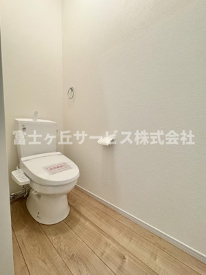 【トイレ】 | 静岡市駿河区曲金5丁目 2期 新築一戸建て | 1Fトイレです
2Fにも同タイプのトイレがあります