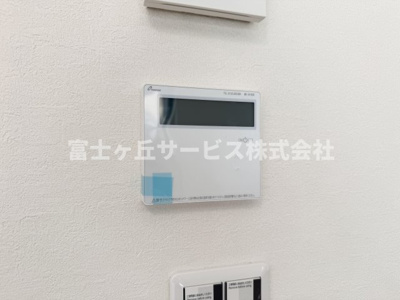 【発電・温水設備】 | 静岡市駿河区曲金5丁目 2期 新築一戸建て | リビングからも操作ができて便利です