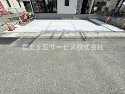 【駐車場】 | 静岡市駿河区曲金5丁目 2期 新築一戸建て | 車種により3台駐車可能です