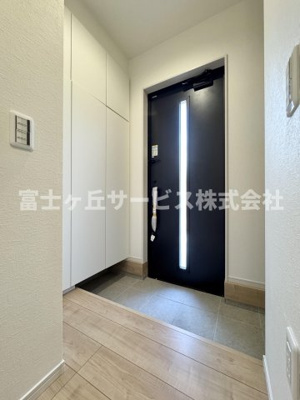 【玄関】 | 静岡市駿河区曲金5丁目 2期 新築一戸建て | 収納もある玄関です