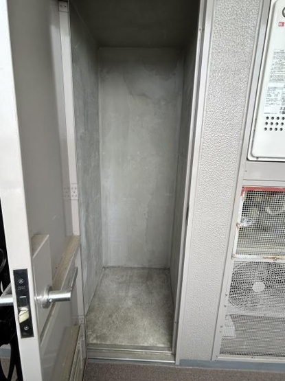 【その他】 | グリーンコーポ淵野辺弐番館 | 専用ポーチ内のトランクルーム。鍵付きで防犯面も安心ですね。