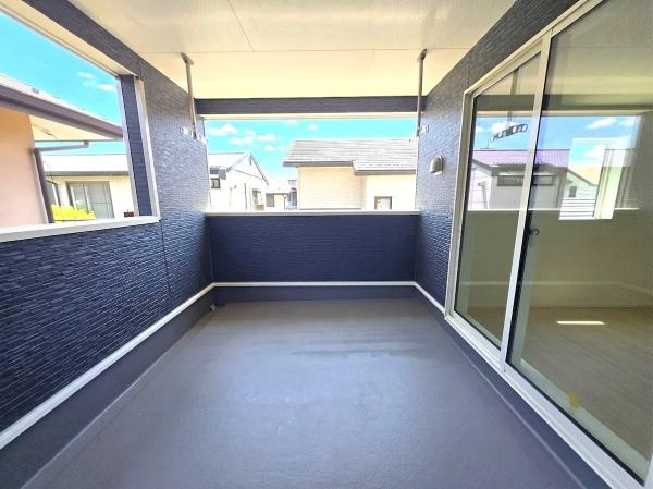 横浜市港南区日限山４丁目の新築一戸建のバルコニー|陽当り良好のバルコニー！
インナーバルコニーの為、雨風気にせず洗濯できます♪