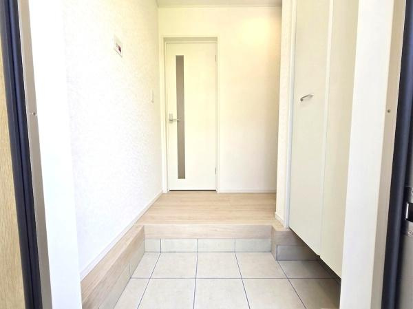 横浜市港南区日限山４丁目の新築一戸建の玄関|収納豊富な玄関です。
この明るい玄関が気持ちよく家族を迎え入れます。