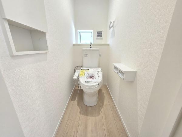 横浜市港南区日限山４丁目の新築一戸建のトイレ|清潔感のある内装のすっきりとしたデザインのトイレです。
水周りが綺麗だと安心ですね。
