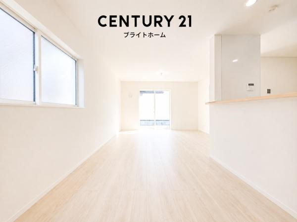 横浜市港南区日限山４丁目の新築一戸建の居間・リビング|窓からは明るい光が差し込みます！
電気をつけなくても明るいです。