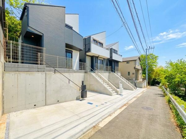 横浜市神奈川区三ツ沢上町の新築一戸建の前面道路含む現地写真|周辺環境も合わせてご案内させて頂きます！
お気軽にお問い合わせ下さい！