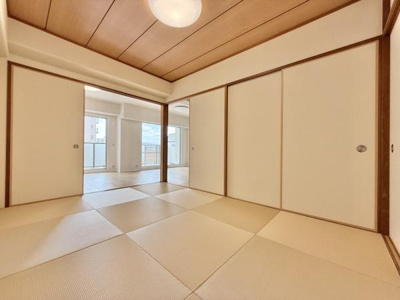 【和室】 | 泉北深井グリーンハイツ | LDKと隣接した6畳の和室。
お子様の遊び部屋・お昼寝スペースとして使うのもオススメです♪