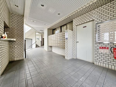 【エントランス】 | 泉北深井グリーンハイツ | 清潔に維持されている共用部。住む方のマナーの良さが感じられます！