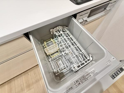 【キッチン】 | 泉北深井グリーンハイツ | 食器洗乾燥機付きで家族の食器もピカピカ。後片付けもラクラクこなせて、日々の生活には欠かせない便利設備。環境にもママの手にも優しいのがうれしいですね。