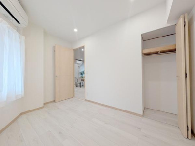 【洋室】 | ラフィーナ堺・光明池 | 全居室には収納を完備！普段使いのお洋服や小物はもちろん、季節物のお洋服などもしっかりと整理整頓おしまい頂けます。居室空間をより広く隅々までお使いいただけますね♪